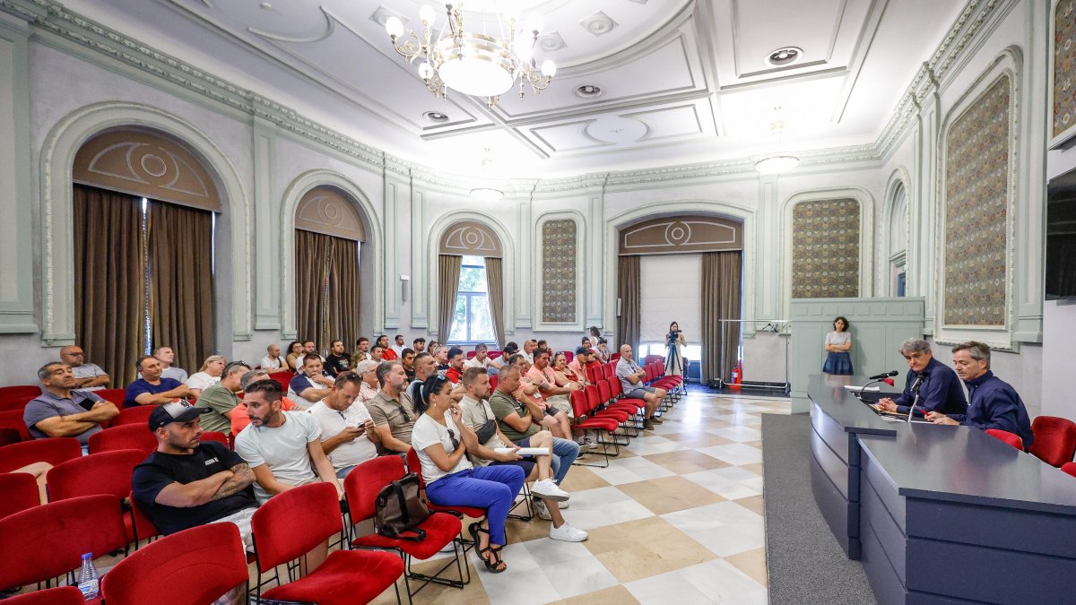 Reunión para la apertura de propuestas que concurren a las parcelas de la Feria de Atracciones en el polígono docente de Burgos a la que asistieron los feriantes.