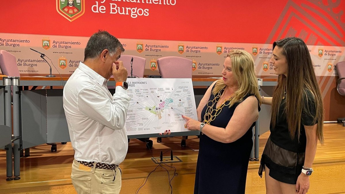 Juan Manuel Manso, Cristina Ayala y Andrea Ballesteros muestran el mapa que se enviará en forma de díptico a la ciudadanía burgalesa.
