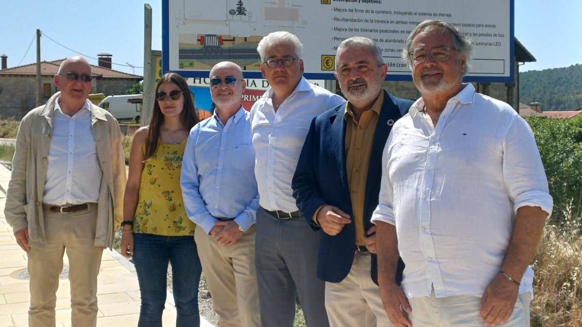 El subdelegado del Gobierno, Pedro de la Fuente (segundo por la derecha), en Hontoria del Pinar.