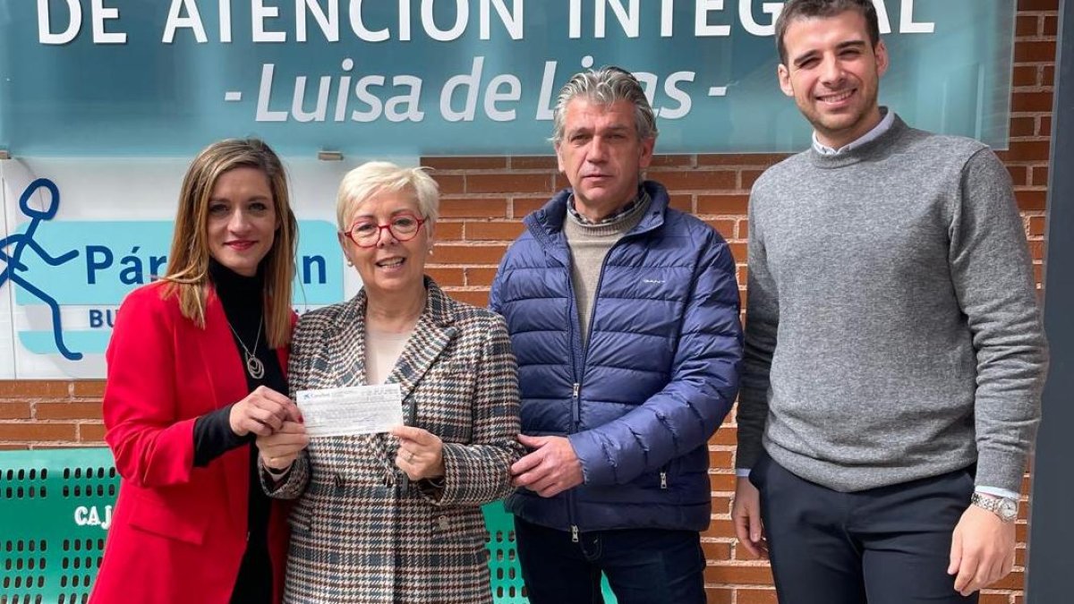 Lucía Pereiro, responsable comercial de Frigo, y Alberto Renes, gerente de Tudis, durante la entrega del cheque correspondiente a la recaudación obtenida en la campaña de 2025 a Chus Delgado, presidenta, y Álvaro Castaño, gerente de la Asociación Párkinson Burgos.