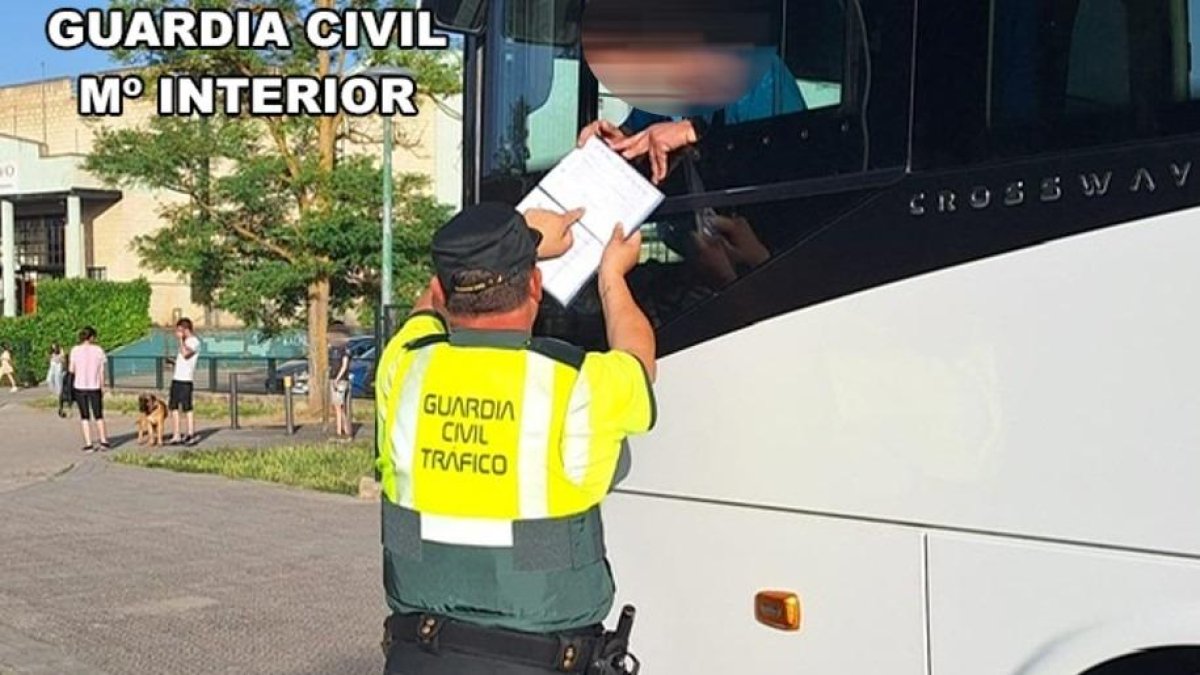 Un agente de la Guardia Civil revisa la documentación de un vehículo
