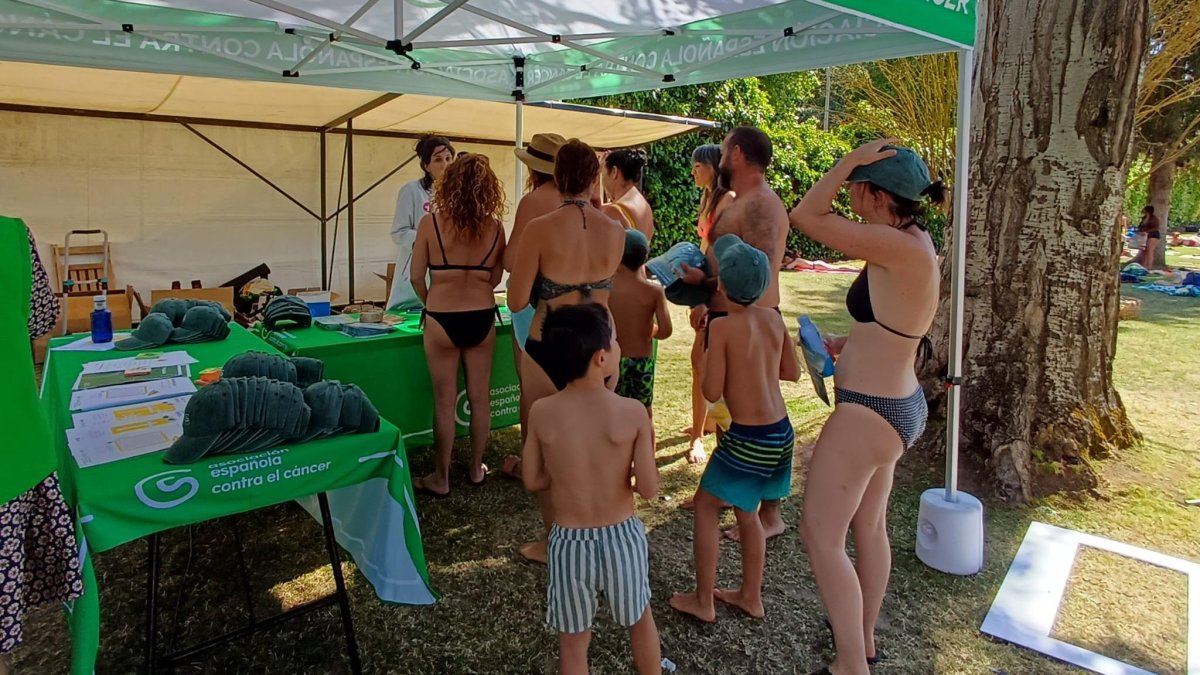 Campaña de la Asociación Española contra el Cáncer en las piscinas de El Plantío.
