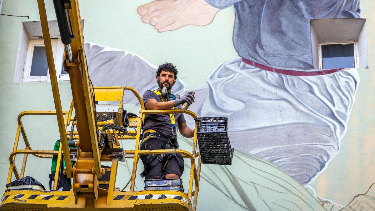 Christian Sasa durante su intervención en la calle Carcinerías dentro del proyecto Street Art del 25 Certamen Internacional de Danza Contemporánea Burgos Nueva York.
