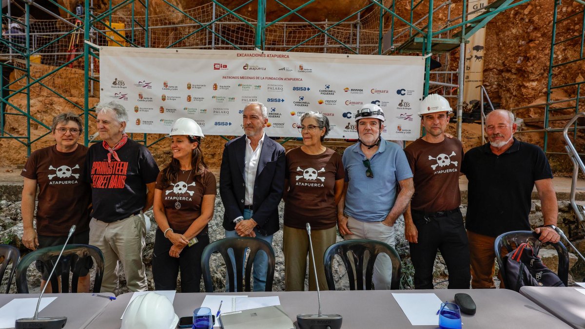 El consejero de Cultura, Alberto Díaz Pico presentó los resultados de la campaña de excavaciones junto a los codirectores.
