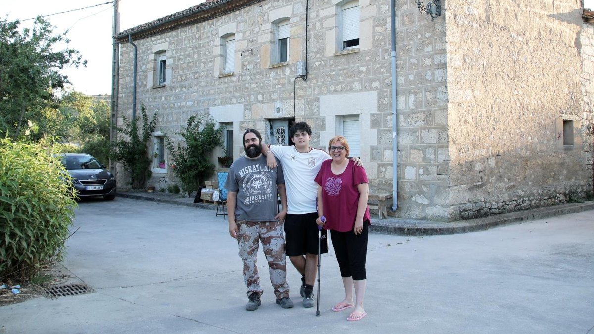 Gustavo y Arancha junto a su hijo Marco frente a la casa que han adquirido en San Pedro Samuel.