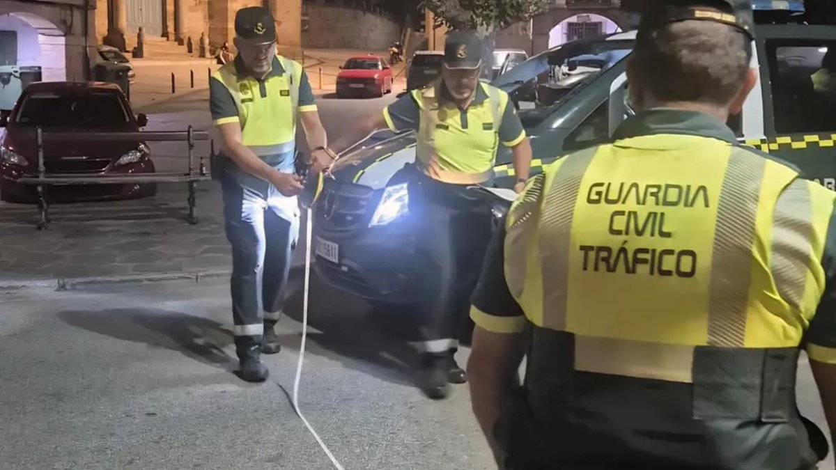 Imagen de agentes de Tráfico en el lugar del accidente.