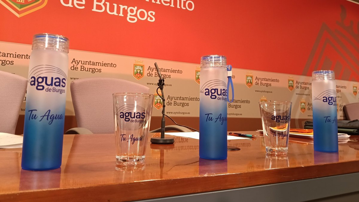 Los políticos de Burgos se pasan al agua del grifo y los ecologistas les aplauden