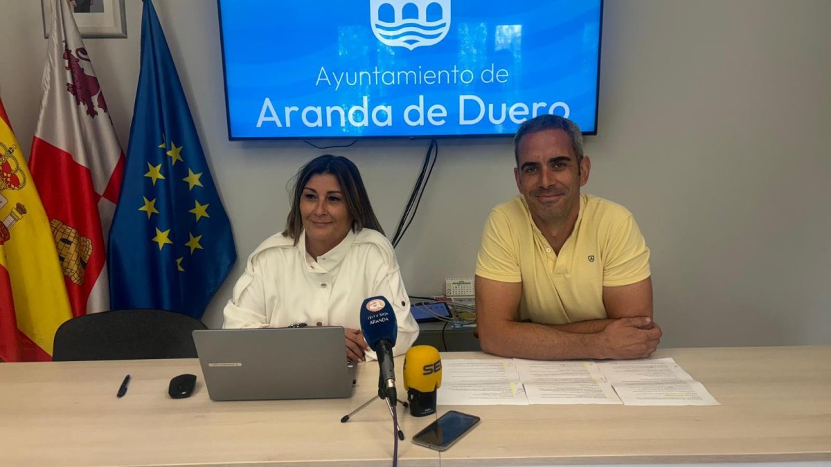 La concejala de Turismo, Amaya Sanz, con el concejal de Vox, Sergio Chagartegui