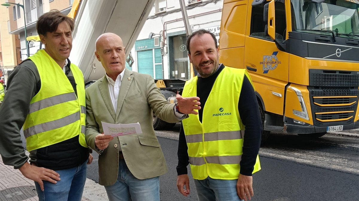 El alcalde en funciones visitó ayer los trabajos en la calle San Francisco.