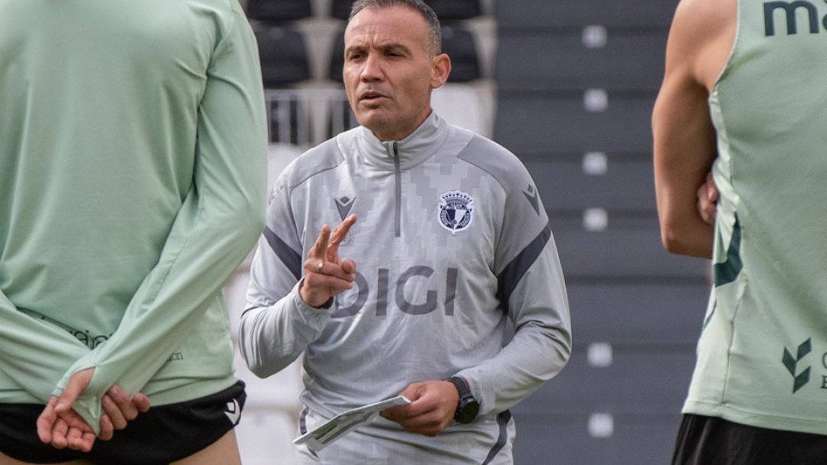 Sergio Francisco durante el entrenamiento del viernes, preparando el partido contra el Sanse, a quien quiere derrota en El Plantío.