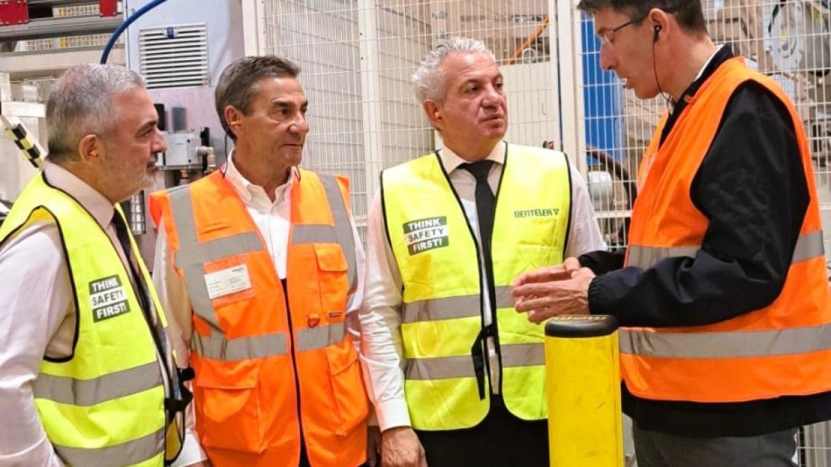 El delegado del Gobierno, Nicanor Sen, durante su visita a la factoría de la multinacional en el polígono burgalés de Villalonquéjar, acompañado de Ricardo García, presidente de BAM.