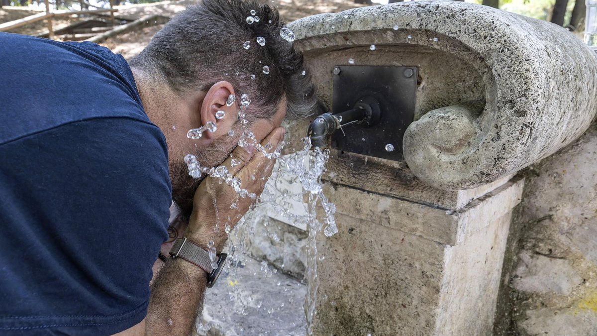 Un joven se refresca durante la ola de calor registrada en Burgos en el mes de julio.