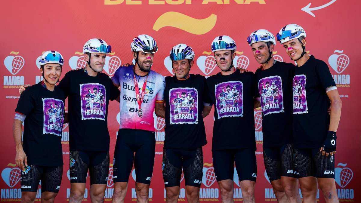 El equipo lució unas camisetas en homenaje a la retirada de Jesús Herrada.