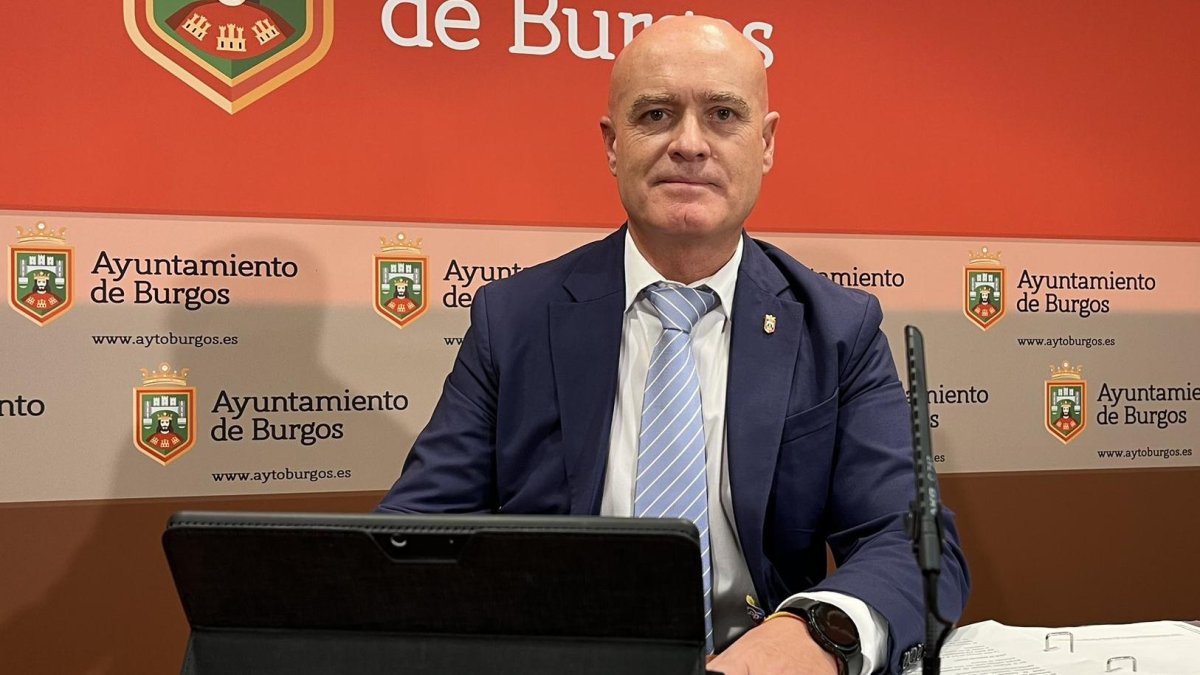 El concejal de Hacienda, Ángel Manzanedo, tras la Comisión de Fondos Europeos.