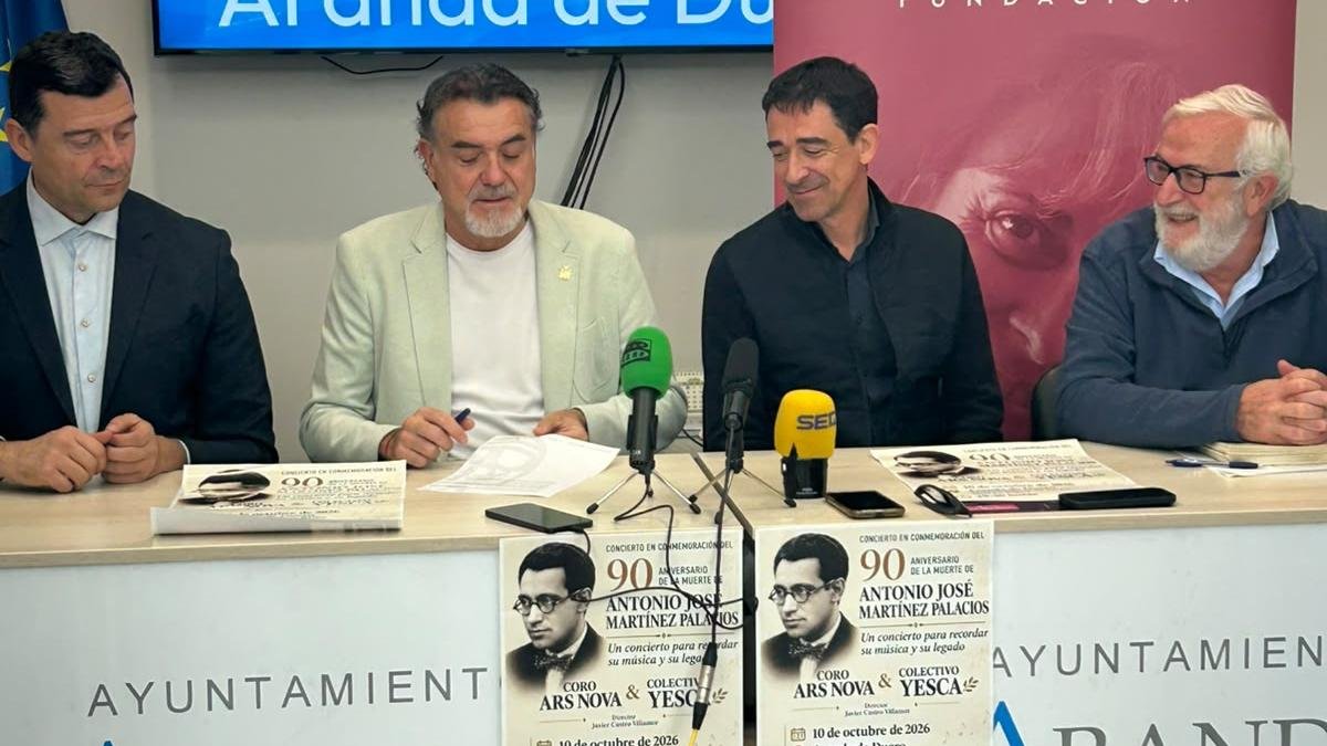 El presidente de la Fundación Lola Pérez Rivera, Alberto de la Calle, junto con el concejal de Cultura y Festejos, José Antonio Fuertes y los músicos Gonzalo Pérez Trascasa y Javier Castro