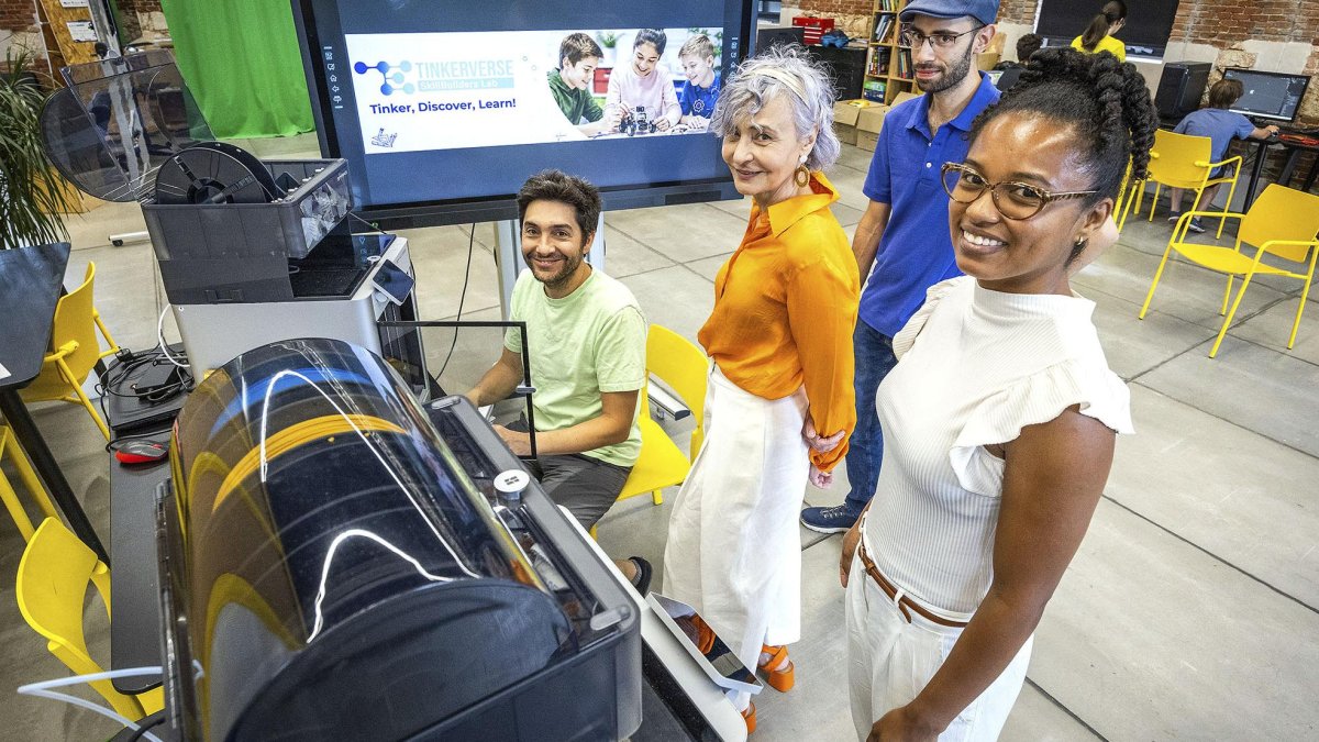 En el centro, Ileana María Greca Dufranc, con integrantes del proyecto