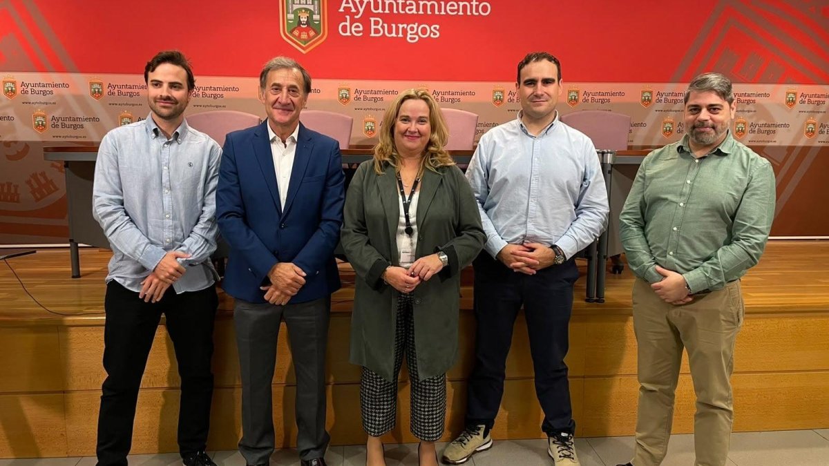 La alcaldesa de Burgos, Crisina Ayala, con el rector de la Universidad Isabel I y los organizadores del evento.