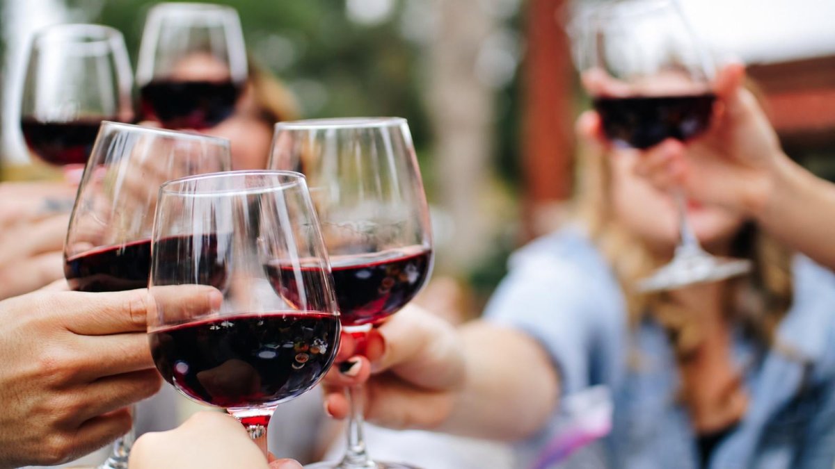 Brindis con vino tinto, en una imagen de recurso.