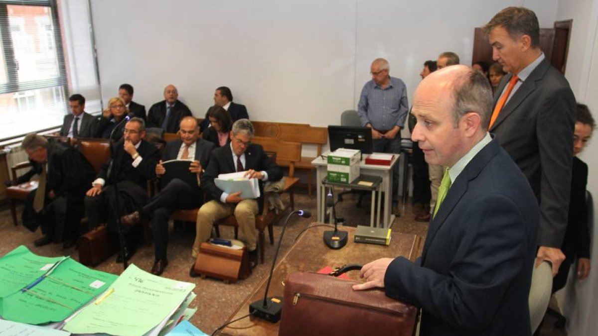 El abogado de la Asociación de Víctimas, Martín Ochoa (D), antes de iniciarse la vista previa en el Juzgado de Instrucción y Primera Instancia número 1 de Palencia-Ical