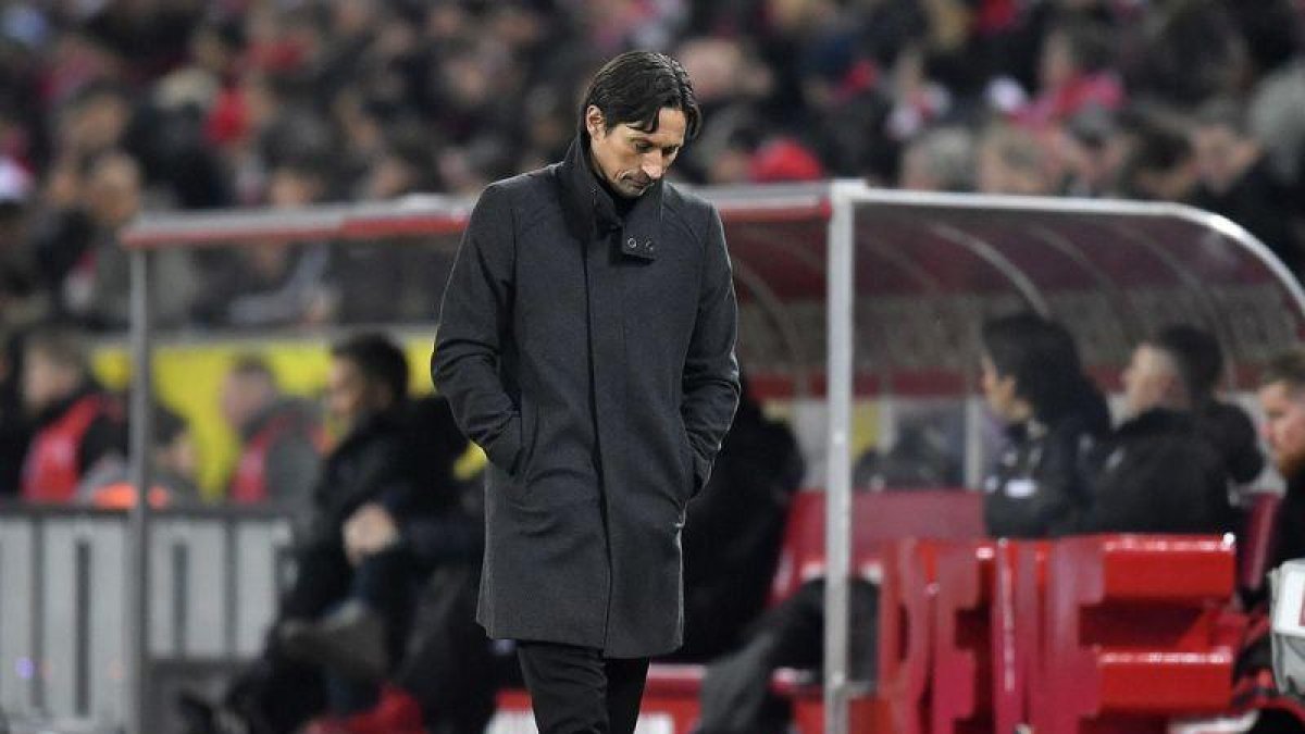 Roger Schmidt ha sido despedido en el Leverkusen.-MARTIN MEISSNER / AP
