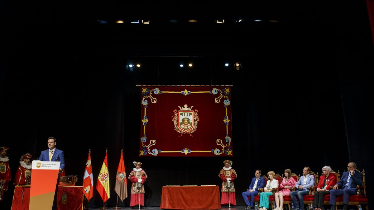 Entrega de galardones de 'Buen Vecino' y 'Burgalés de Pro' en 2022 en el Teatro Principal. SANTI OTERO
