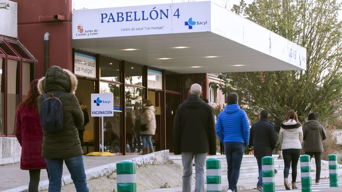 Cola para la vacunación en el centro de salud de Las Huelgas. TOMÁS ALONSO