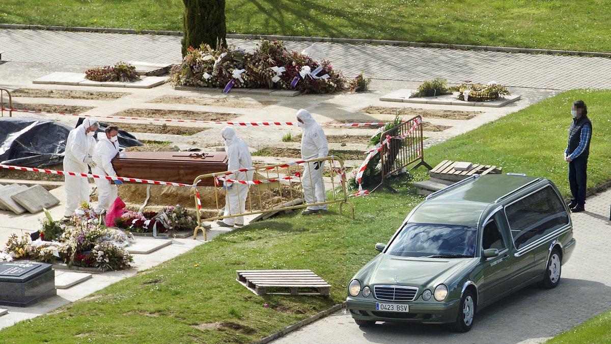 Un entierro durante el confinamiento. ISRAEL L. MURILLO