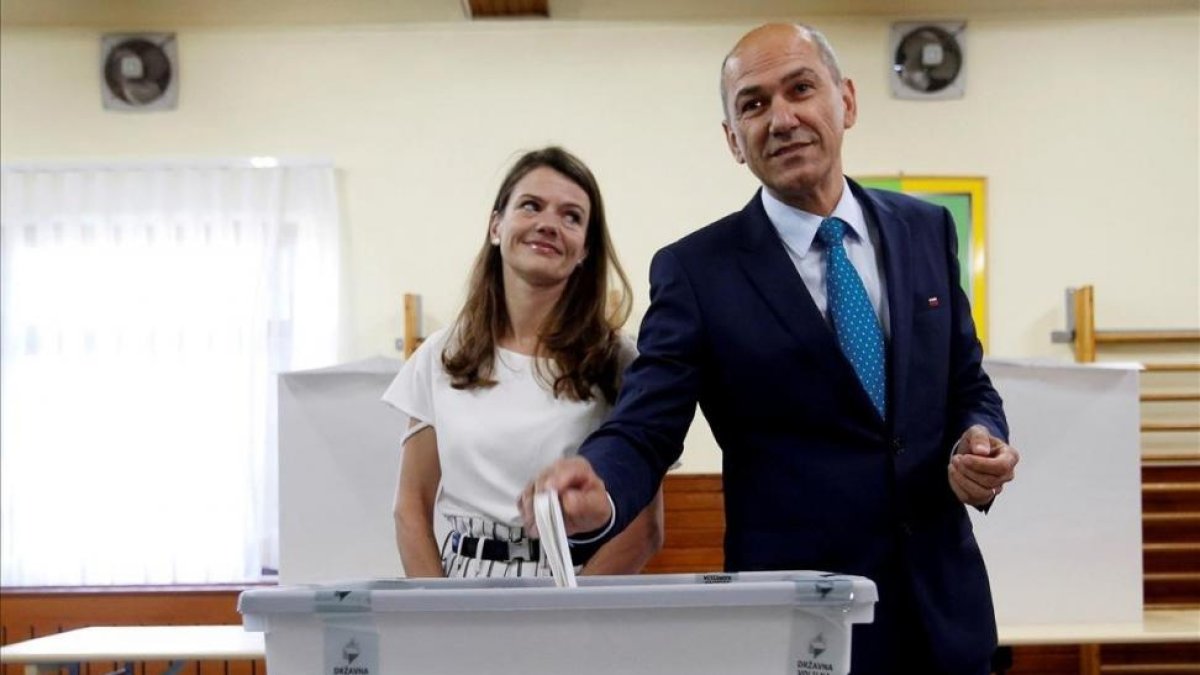 Janez Jansa y su esposa, el domingo.-/ REUTERS / BORUT ZIVULOVIC