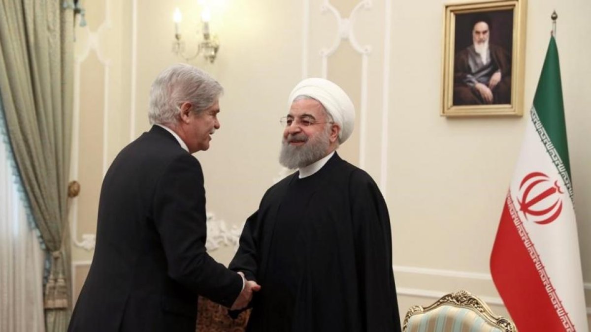 El ministro de Exteriores español, Alfonso Dastis, saluda la presidente de Irán, Hasán Rohani, este miércoles en Teherán.-EFE