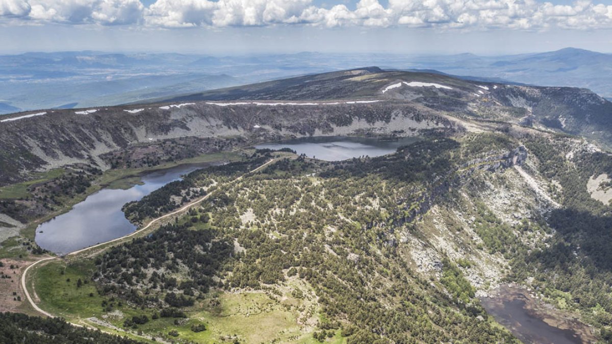 Vista aérea de las lagunas de Neila, uno de los tesoros naturales de la provincia. ISRAEL L. MURILLO
