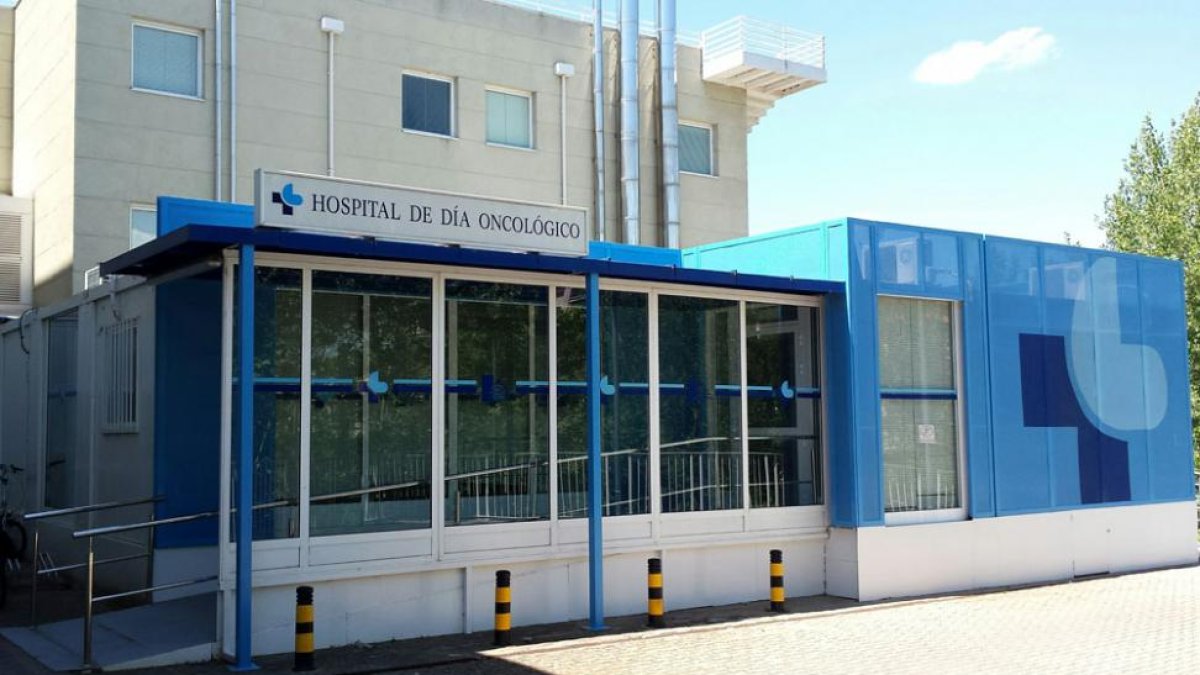Entrada al servicio de oncología en Aranda de Duero.-L.V.