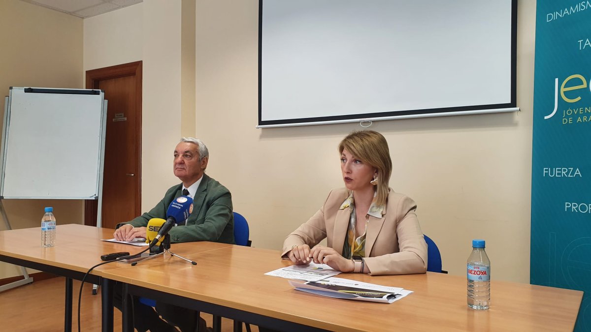 Imagen de la presentación de la Escuela. De izda. a dcha. Abel López, Responsable de Fundación Michelin y Cristina Martín, presidenta de JEARCO