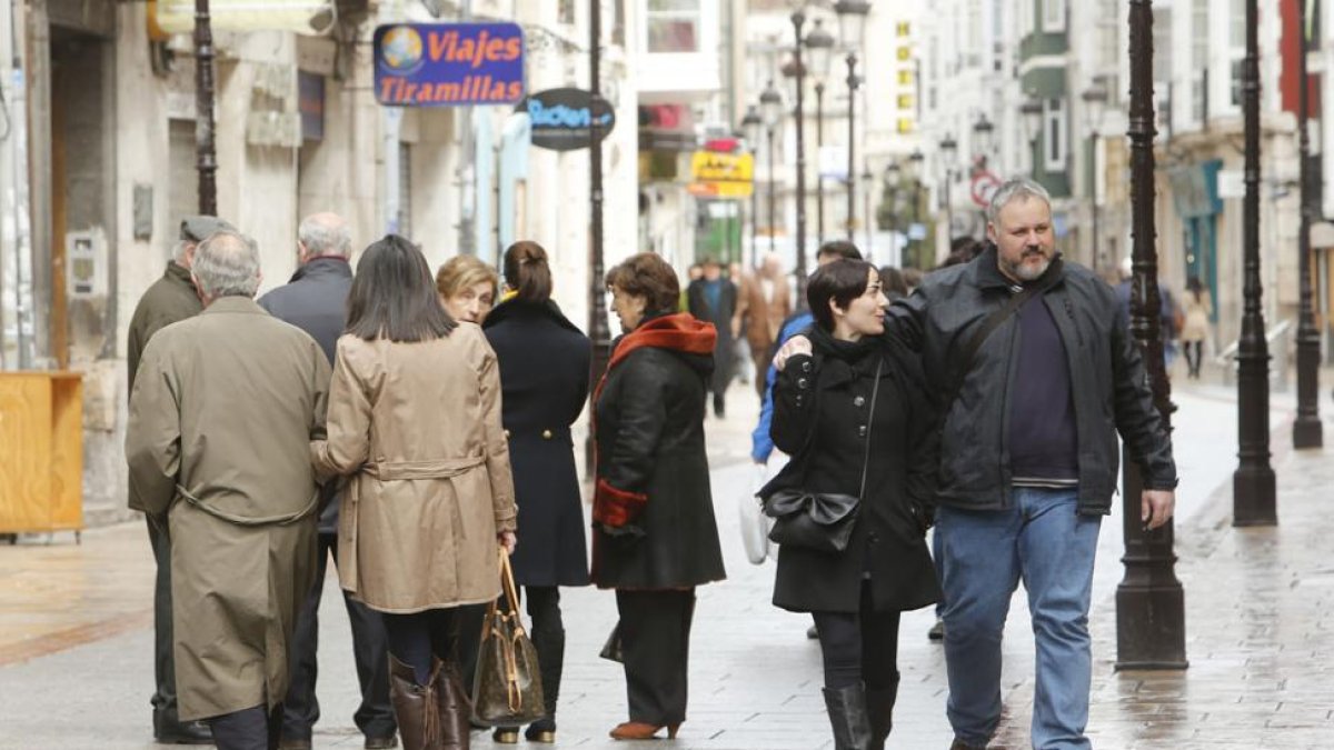 Unos transeúntes en la calle Laín Calvo.-RAÚL OCHOA