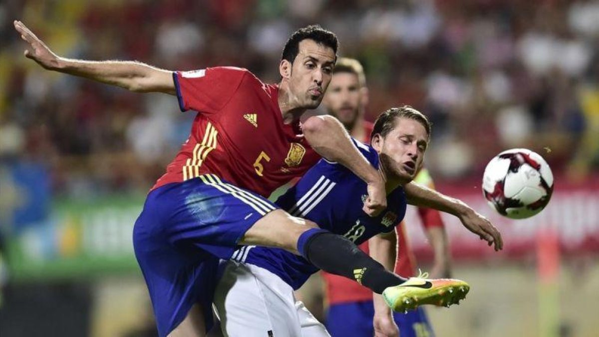 Sergi Busquets, durante el partido de la selección española de fútbol contra Liechtenstein, que se celebró el lunes en León.-Alvaro Barrientos