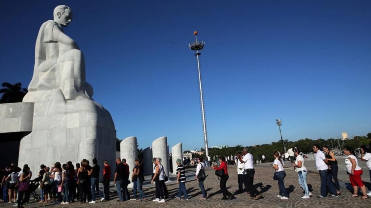 Cientos de cubanos esperan para dar su tributo a Fidel Castro en el Memorial José Martí, en La Habana.-REUTERS / CARLOS GARCIA RAWLINS