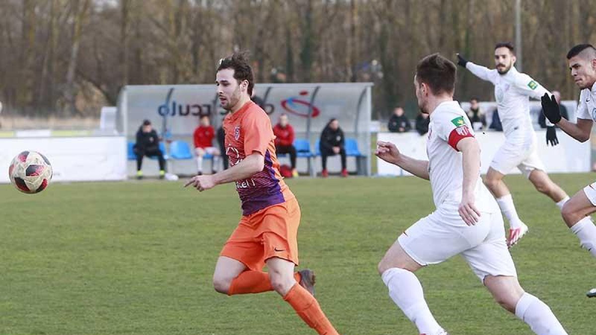 Cerezo persigue un balón en un partido disputado en la Ciudad Deportiva Isabel I de Castañares-Raúl G. Ochoa