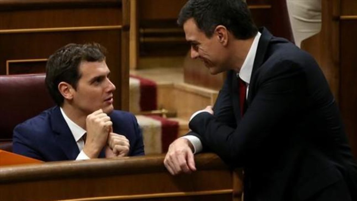 Rivera y Sánchez conversan en un hemiciclo del Congreso de los Diputados-EL PERIÓDICO