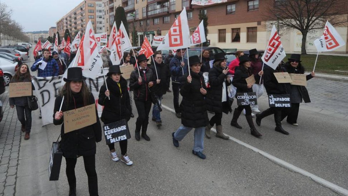 Los trabajadores de la residencia Delfos en una de sus movilizaciones de protesta en Burgos.-ISRAEL L. MURILLO