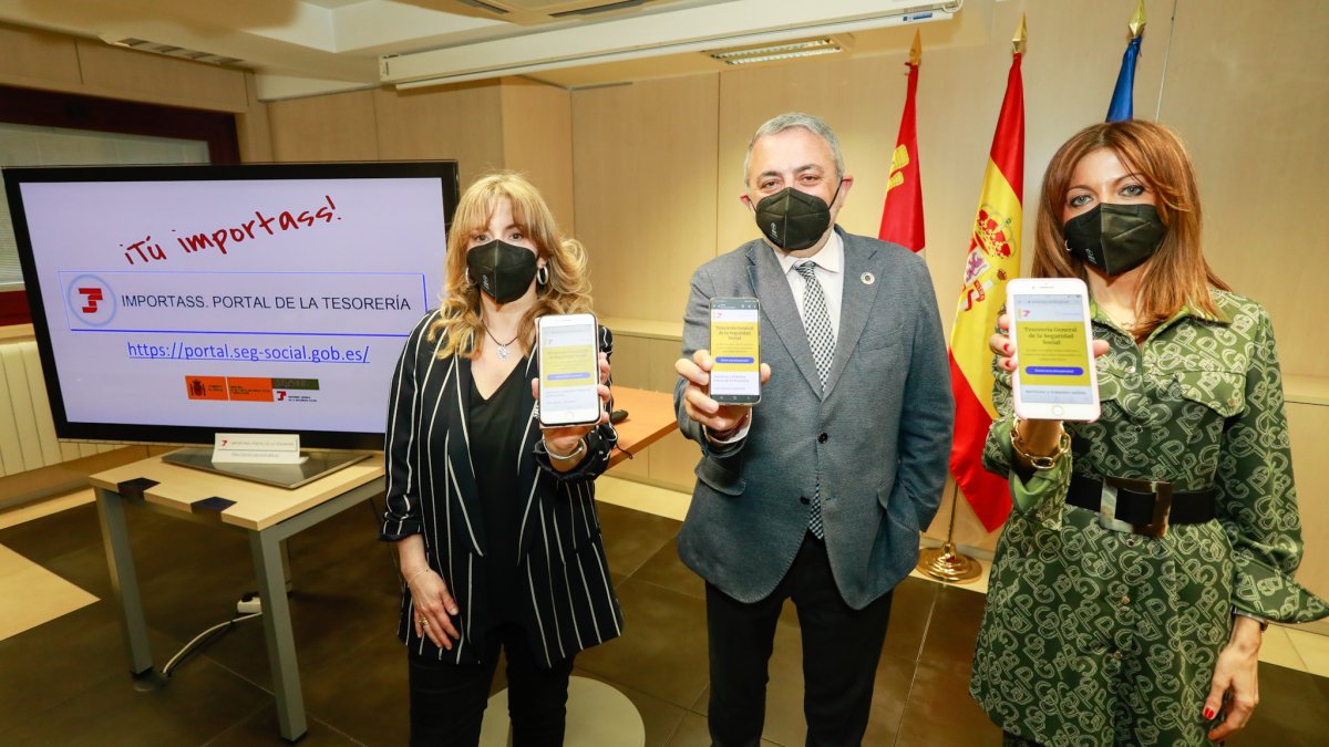 Olga Rivera, Pedro de la Fuente y Olga Hernando, durante la presentación de la nueva herramienta digital. TOMÁS ALONSO