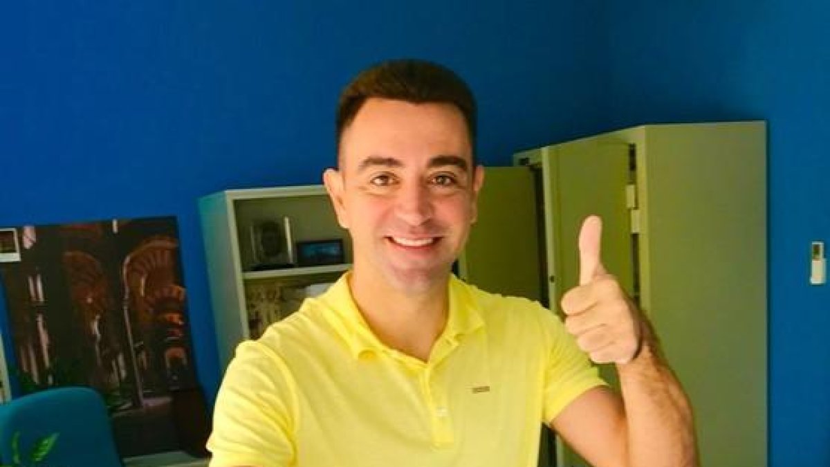 El exjugador del Barça Xavi Hernández votando en la embajada española en Doha vestido de amarillo-/ PERIODICO