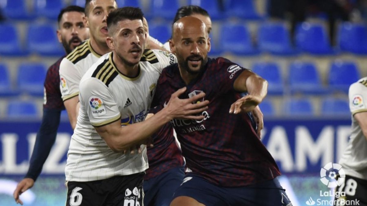 Raúl Navarro defiende su posición en una acción de estrategia. LALIGA