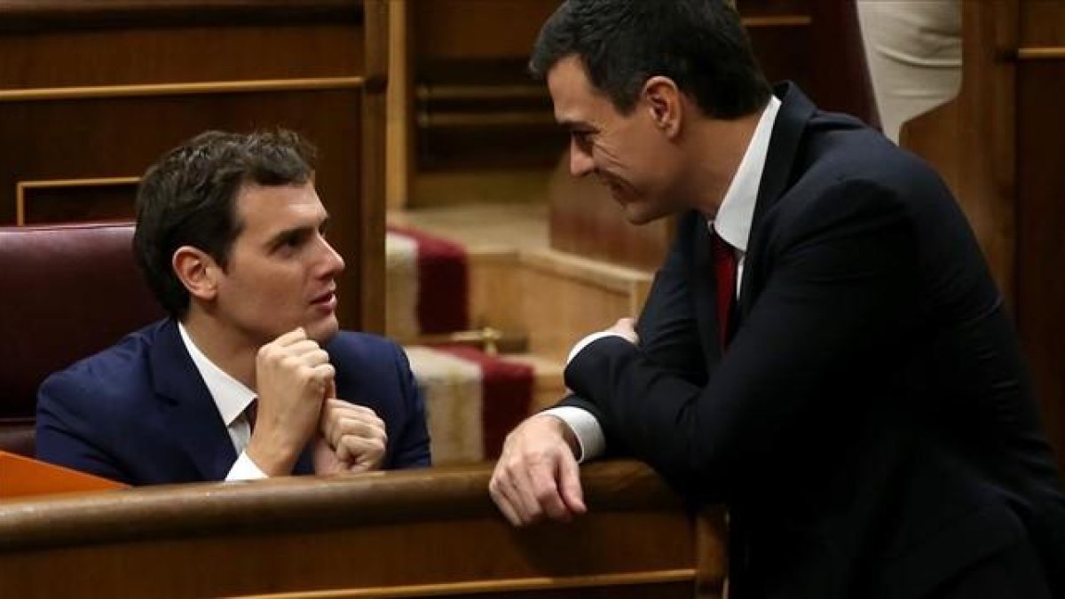 Albert Rivera y Pedro Sánchez conversan durante la constitución del Congreso, el pasado miércoles.-JOSÉ LUIS ROCA