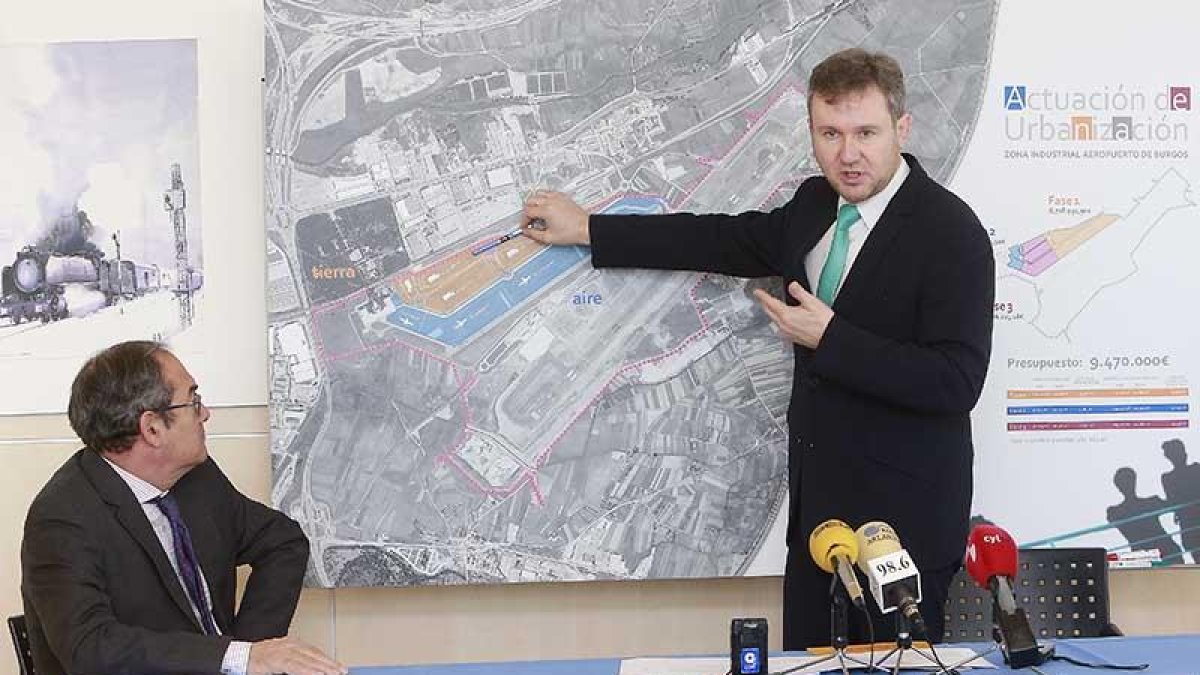 El delegado territorial de la Junta, Baudilio Fernández Mardomingo, escucha las explicaciones del alcalde durante la presentación del proyecto.-RAÚL OCHOA