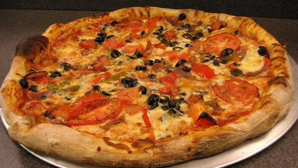 Una pizza recién horneada.-