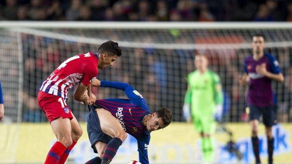 Rodrigo en una jugada ante Coutinho.-JORDI COTRINA