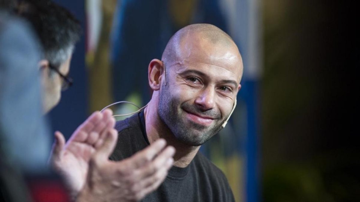 Mascherano, en un momento de la rueda de prensa de despedida en el Auditori 1899 del Camp Nou.-JORDI COTRINA