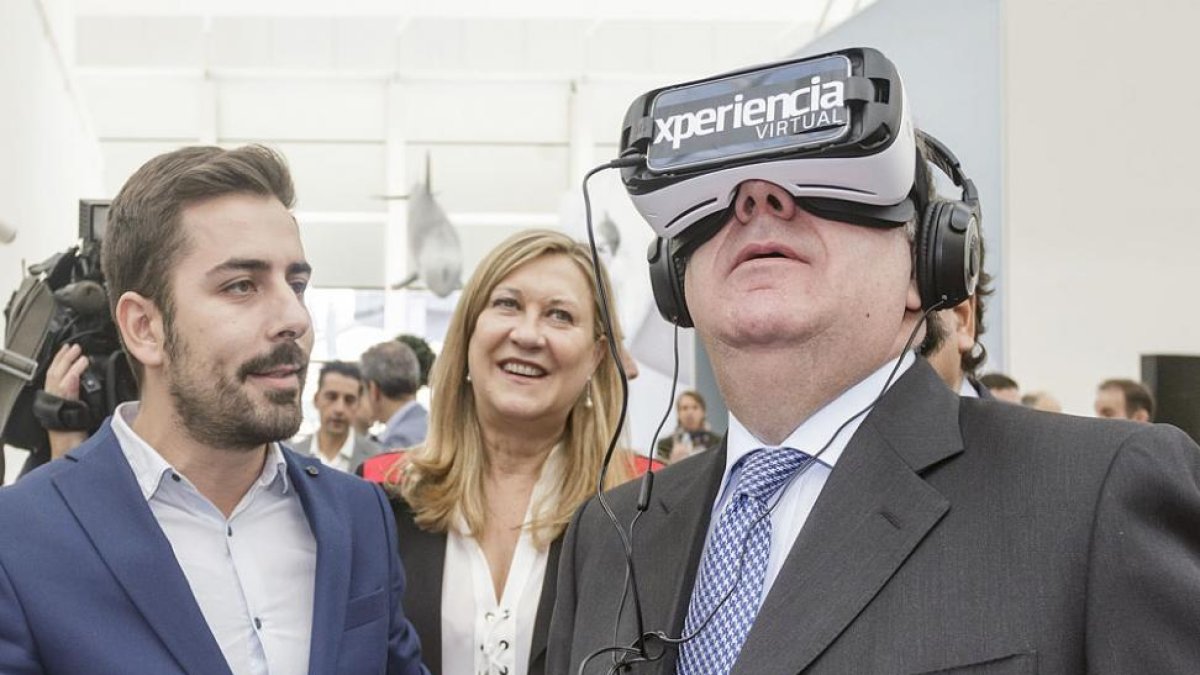Juan Vicente Herrera prueba unas gafas de realidad virtual.-SANTI OTERO