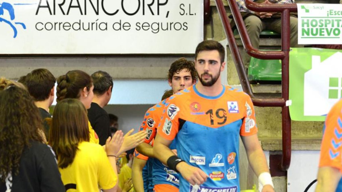 Los jugadores del Villa de Aranda salen a la cancha. En las gradas había carteles reclamando el nuevo hospital.-ALBERTO CALVO