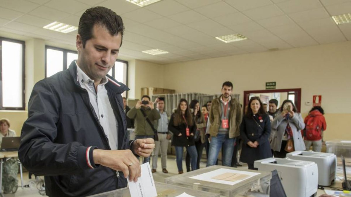 El candidato del PSOE a presidir la Junta, Luis Tudanca introduce su papeleta-SANTI OTERO