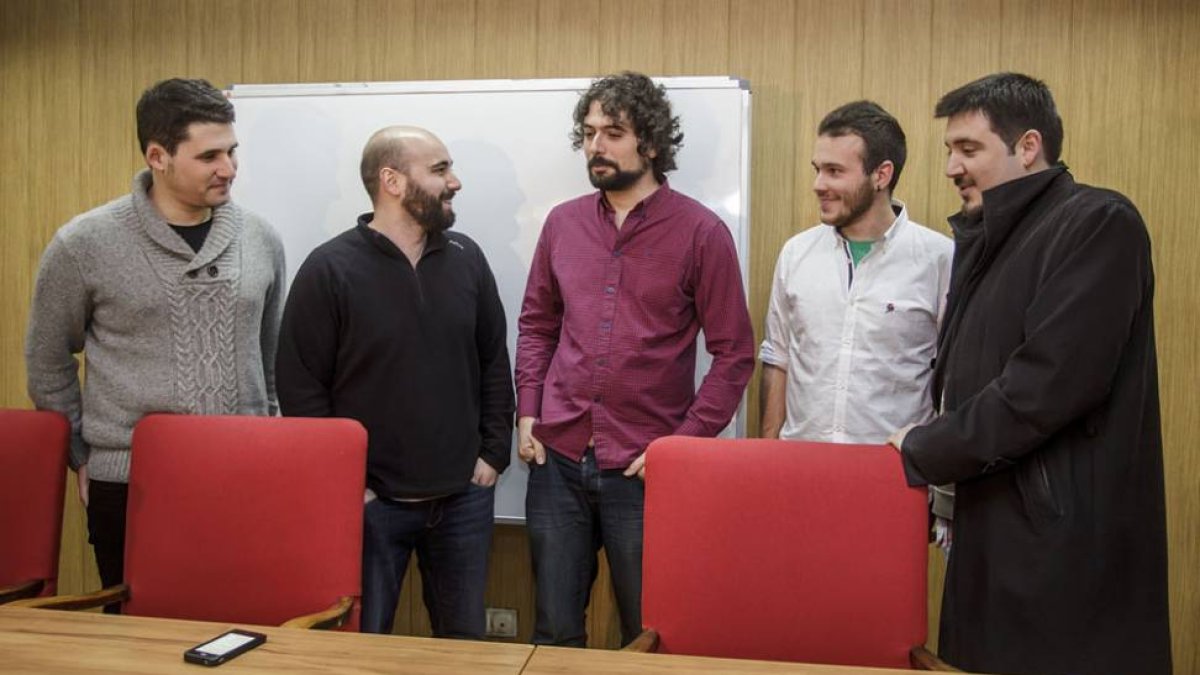 José Sarrión, en el centro, acompañado por responsables de Izquierda Unida Burgos.-SANTI OTERO